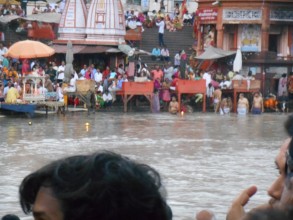 Bad im heiligen Fluss Ganges