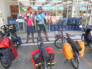 2 Indonesier unterwegs mit dem Fahrrad