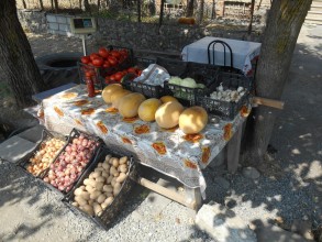 typischer Verkauf von Gemüse und Obst an der Strasse.